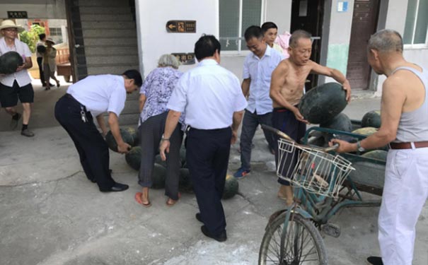 炎炎夏日，為福利院老人送清涼