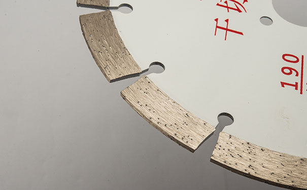 大理石鋸片在切割過程中搖擺是怎么回事呢？